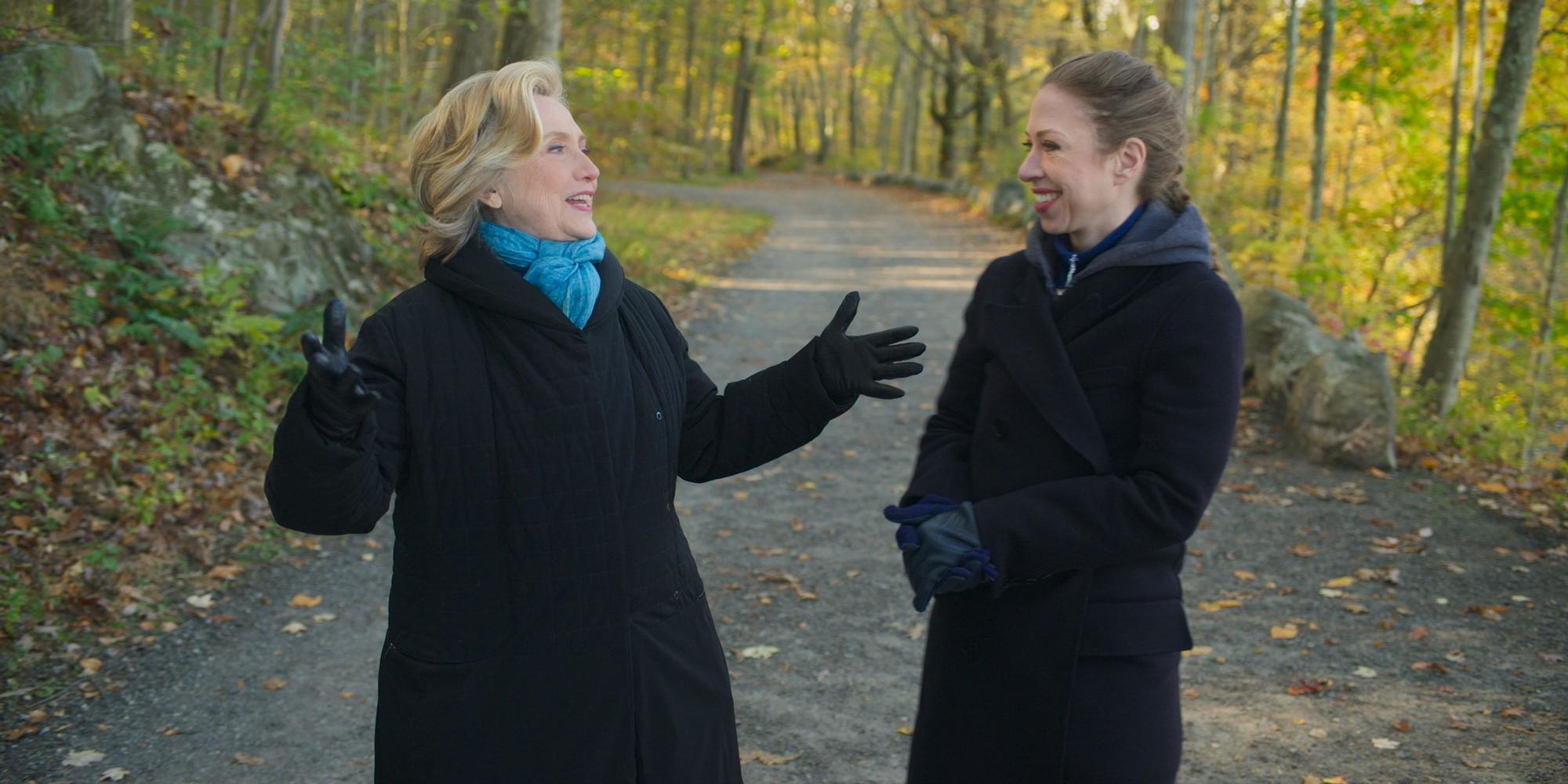 Hillary Clinton y su hija, Chelsea, en un momento del documental &quot;Gutsy&quot;, que se emite en Apple TV+ a partir del 9 de septiembre.