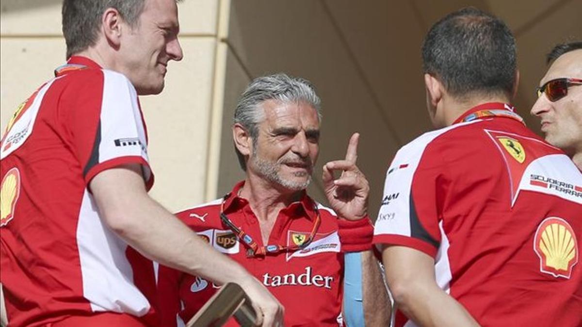 Arrivabene habla con los técnicos de Ferrari en Bahrein