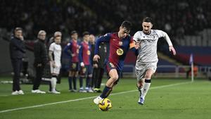 Pedri, con el brazalete de capitán del Barça, conduce ante Moi Gómez.