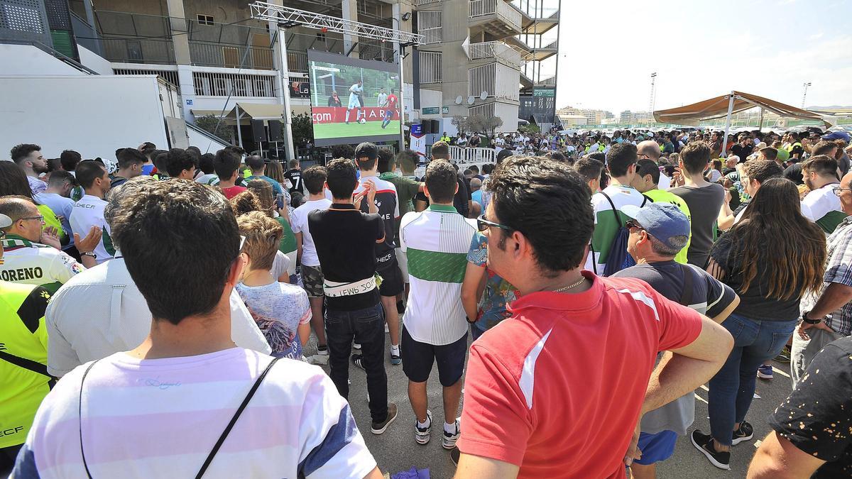La afición del Elche viendo un partido en pantalla gigante en el Martínez Valero en 2018.