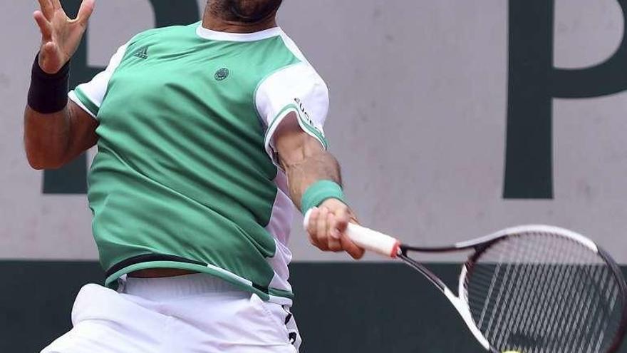 Fernando Verdasco ejecuta un golpe de derechas.