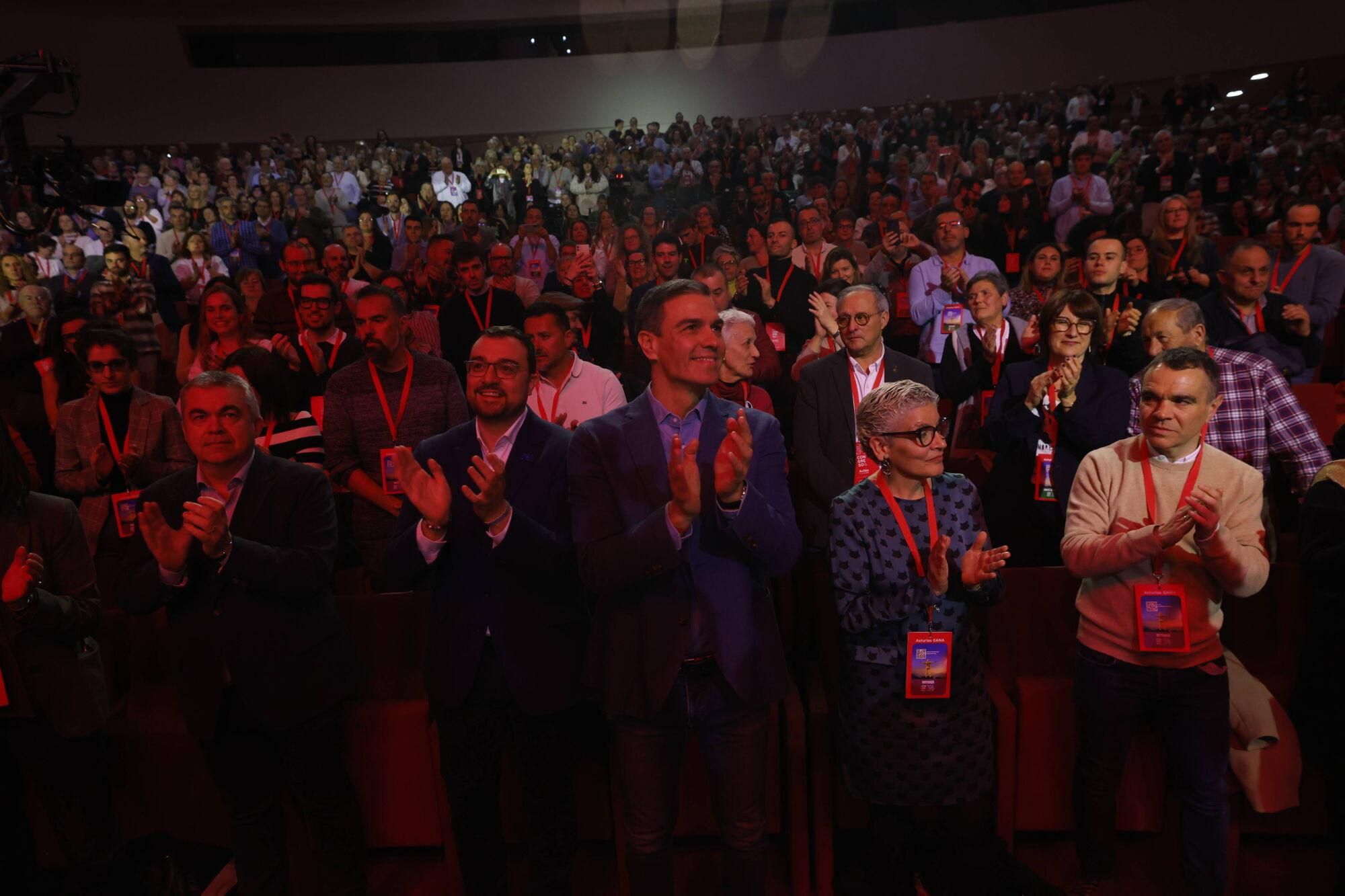 EN IMÁGENES: Pedro Sánchez y Adrián Barbón abren el congreso del PSOE asturiano