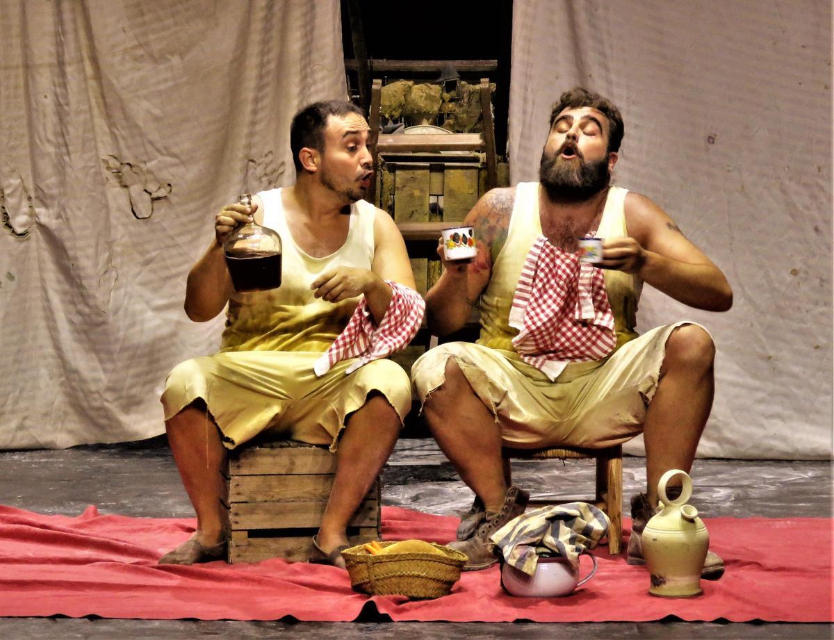 A la izquierda, Javier Díez interpretando a Ríos; a la derecha, Pablo Gascón, de Solanos.