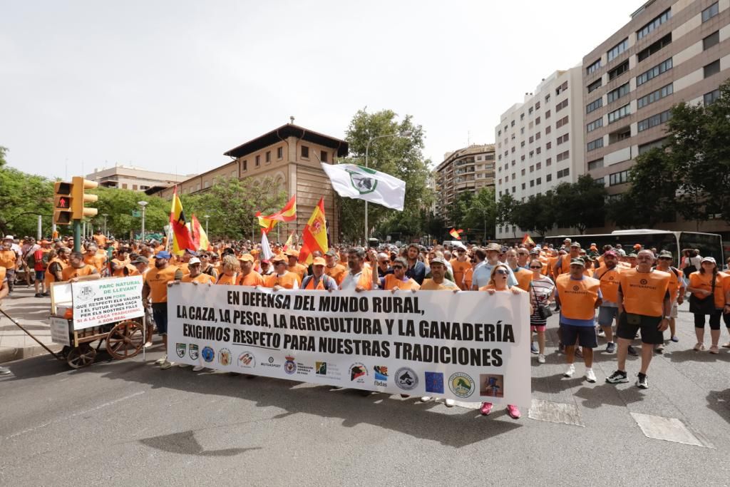 Unas 500 personas se manifiestan en Palma contra las restricciones a la caza y la pesca