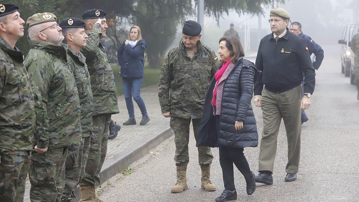 Visita de la ministra Margarita Robles a la Brigada Guzmán el Bueno X de Córdoba.