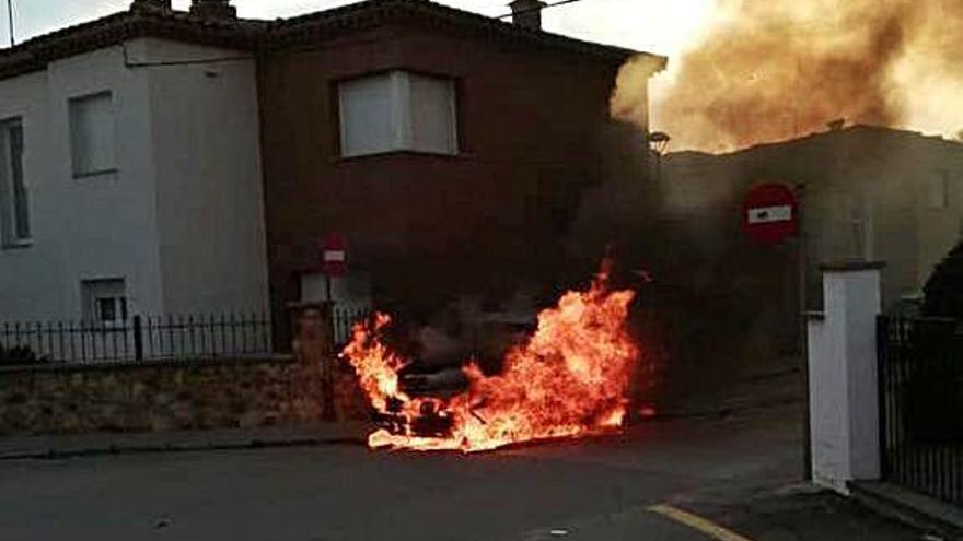 Santa Coloma Crema un vehicle a causa d&#039;un curtcircuit
