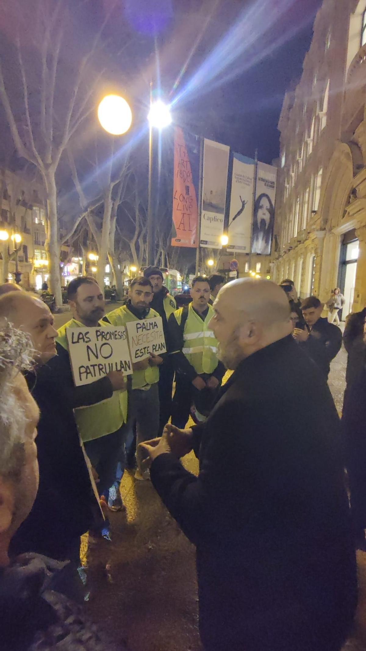 Policías locales de Palma protestan frente al alcalde en el Solleric por el Plan de Ordenación