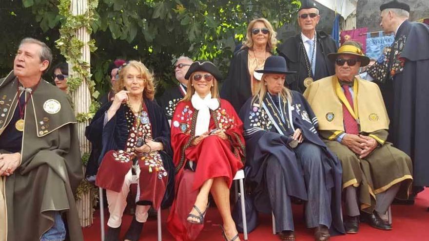 Miembros de la Orden del Sabadiego, con representantes de otras cofradías en Cambados.