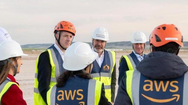 El presidente Azcón, junto a responsables de AWS.