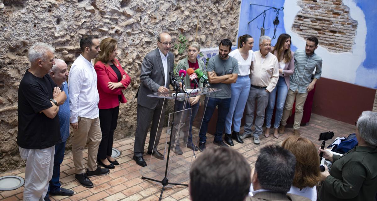 Diego Gómez, alcalde de Alzira, junto a concejales y dirigentes de Compromís.
