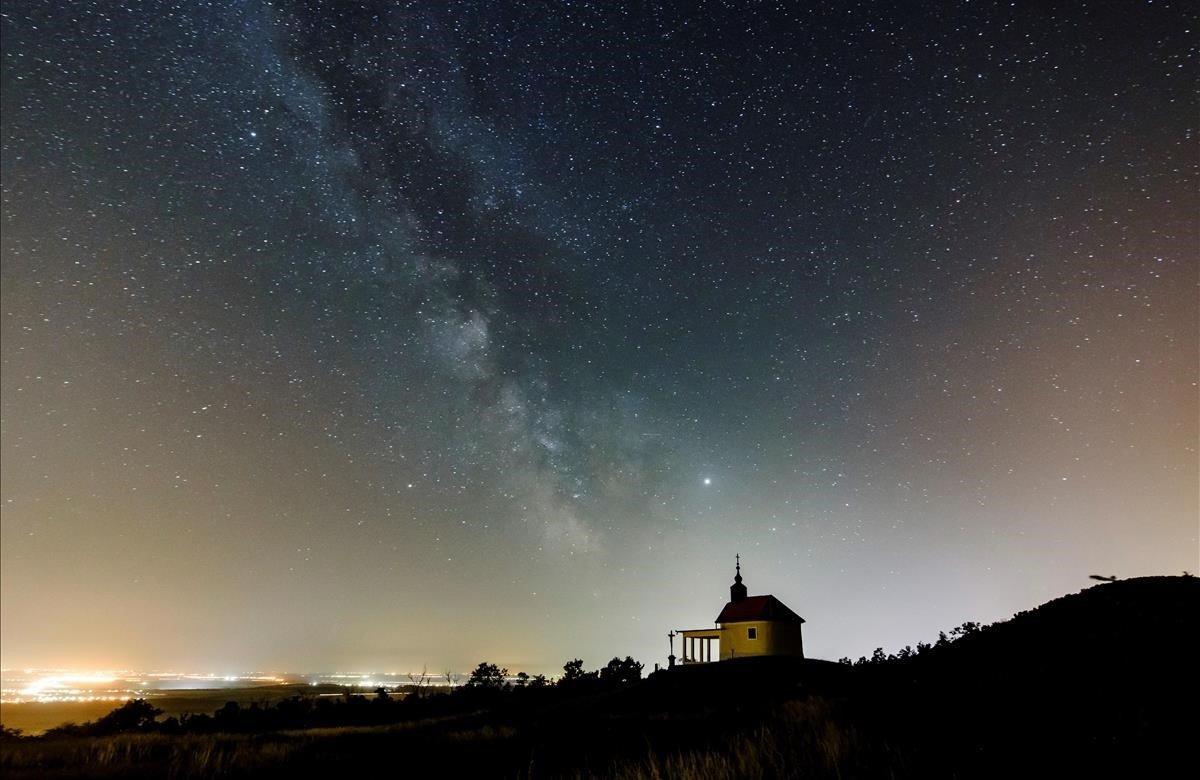 La Vía Láctea es visible una noche despejada sobre la capilla de Santa Ana cerca de Abasar (Hungría).