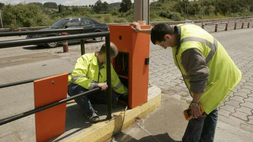 Desmontaje de las cabinas de peaje en A Barcala en mayo de 2006.