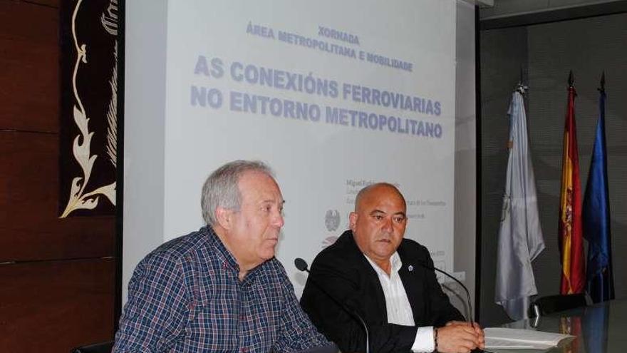 El alcalde de Betanzos (izda.) y el presidente del Consorcio, ayer, en la jornada.