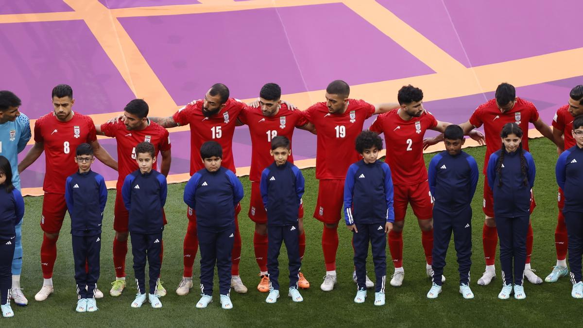 Los jugadores de Irán, durante la interpretación de su himno en el partido frente a Inglaterra.