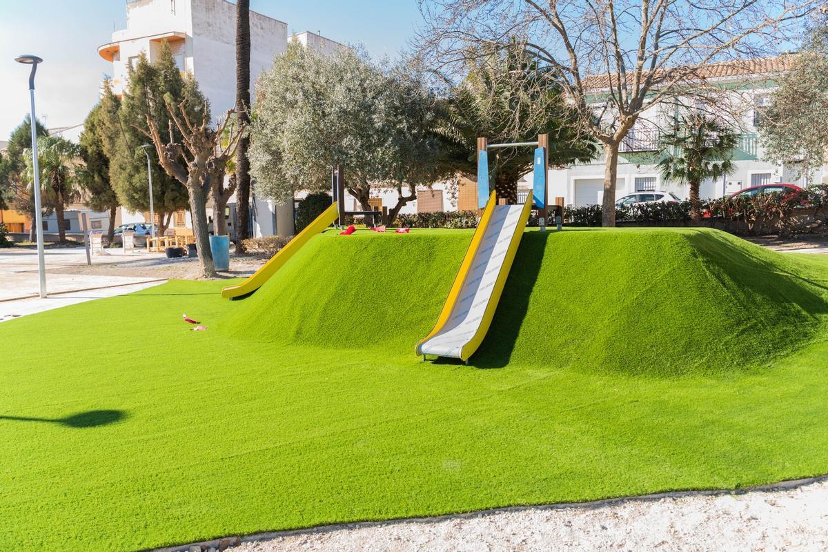 Nueva zona de juegos en la plaza Manuel Castelló Quilis.