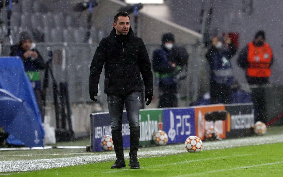 Xavi, bajo la nieve durante el Bayern-Barça en Múnich.