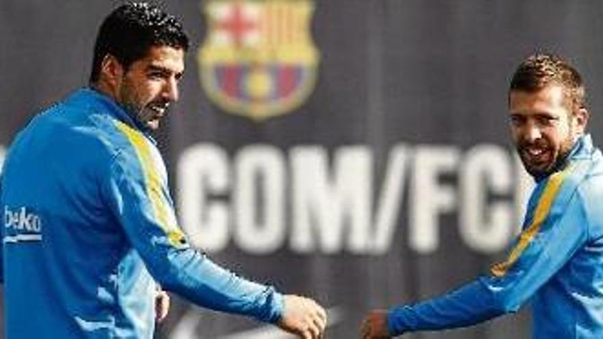 El davanter Luis Suárez i el defensa Jordi Alba, en l&#039;entrenament que el Barça va celebrar ahir.