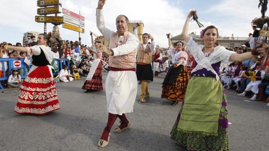 Un grupo de huertanos baila durante el desfile del Bando del pasado año