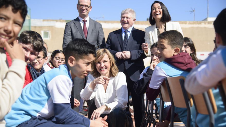 Pilar Alegría se desata con Shakira en un colegio de Cartagena.