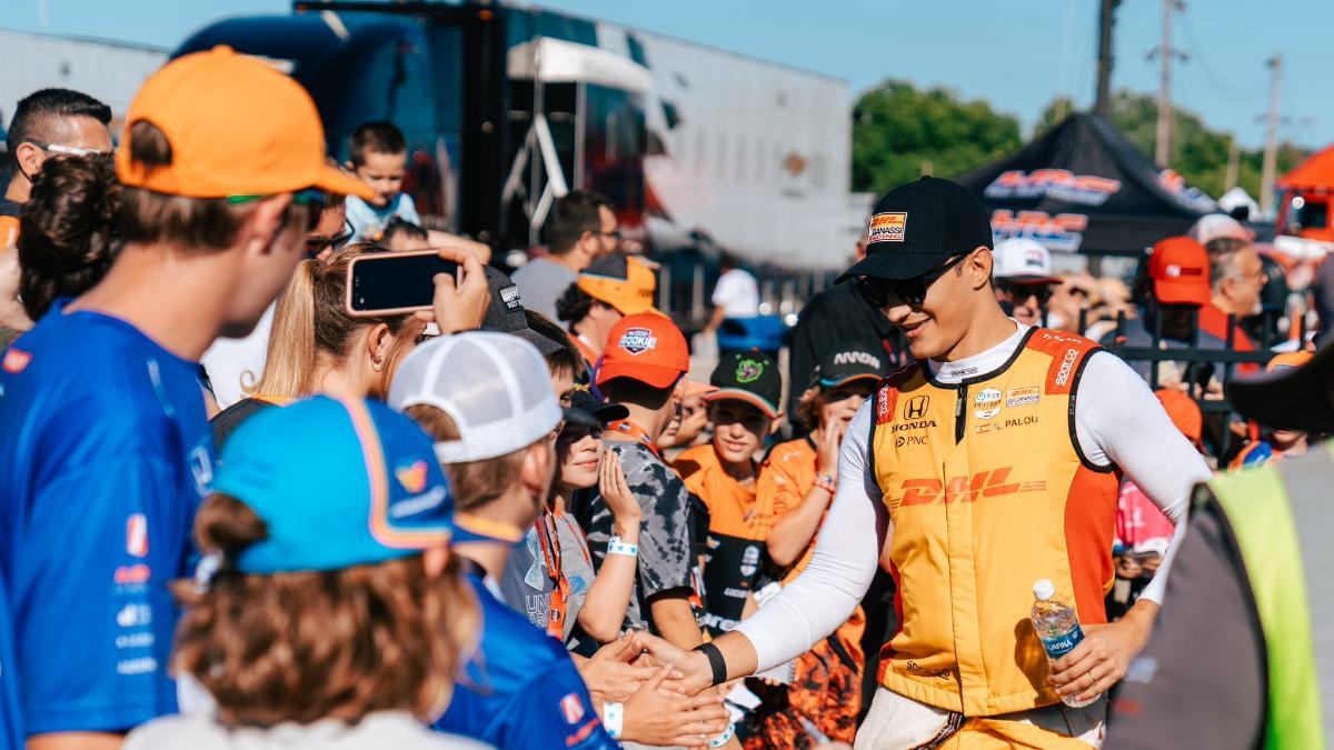 Álex Palou saluda a los aficionados en Nashville