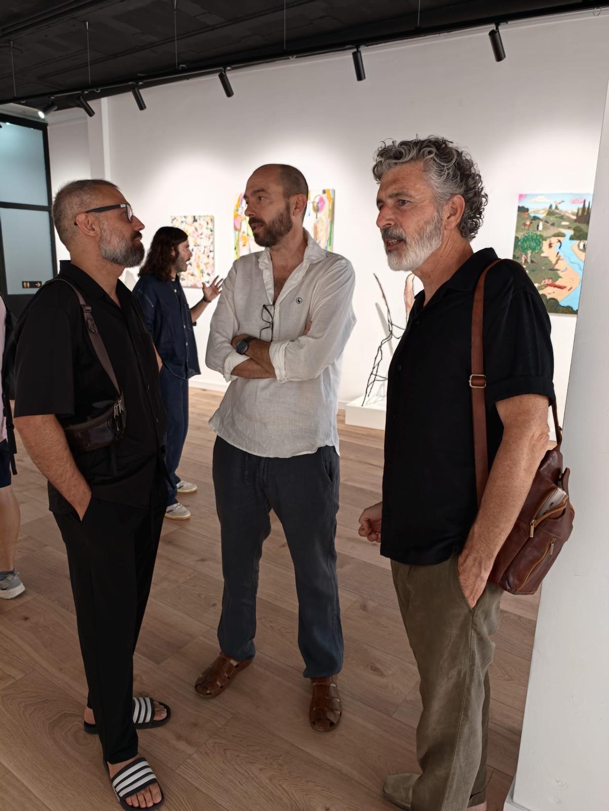Alfonso Sánchez charlando con el artista Alejandro Pastor.