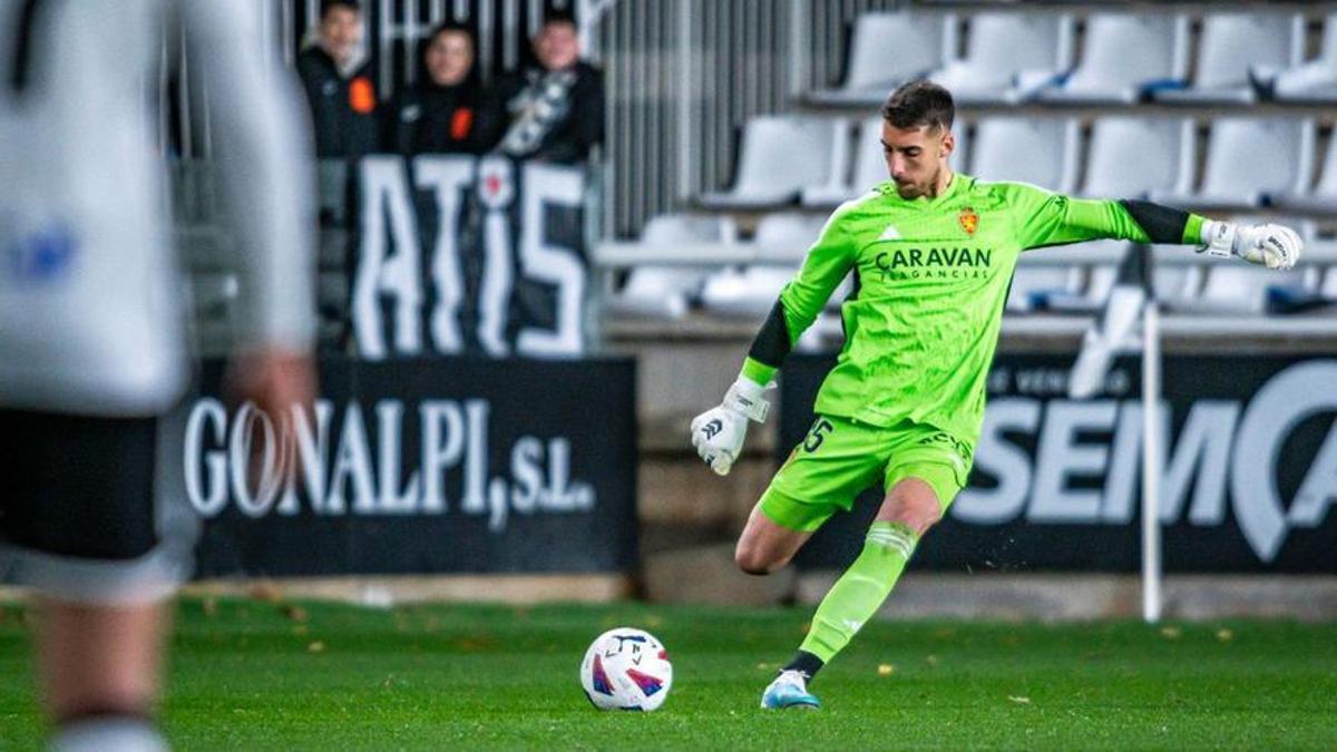 Rebollo se dispone a golpear el balón durante el partido del lunes en El Plantío