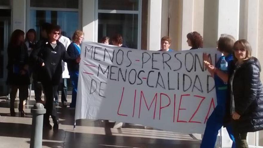 Protesta de los trabajadores de limpieza en el hospital de Sagunt