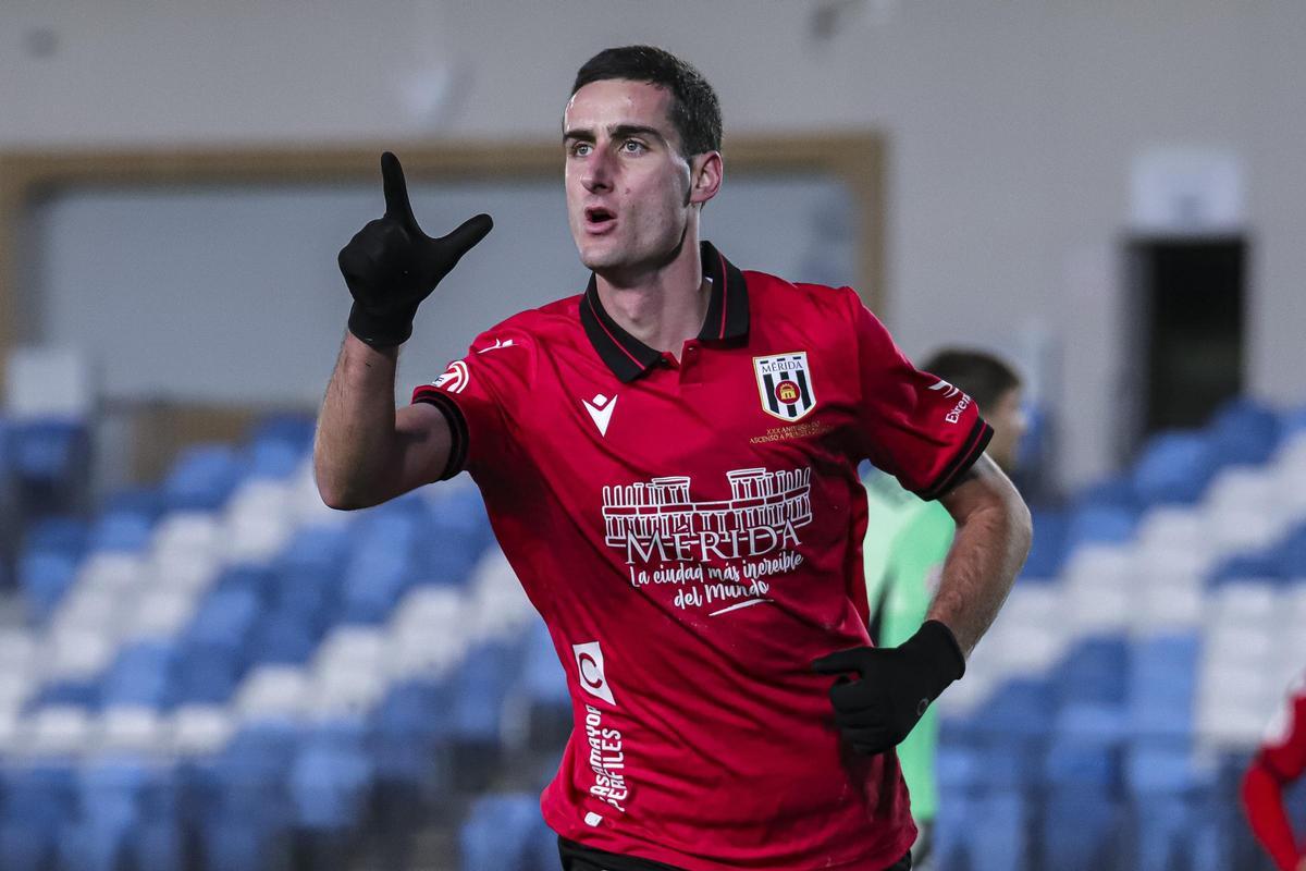 Álvaro García, celebrando su último gol con el Mérida, el pasado domingo ante el Real Madrid Castilla.
