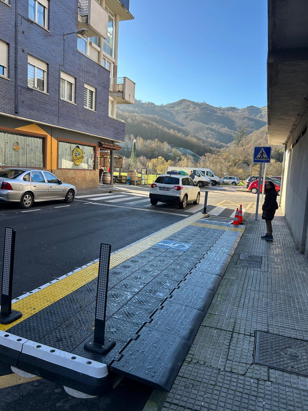 Plataforma accesible en una parada de autobús de Pola de Laviana
