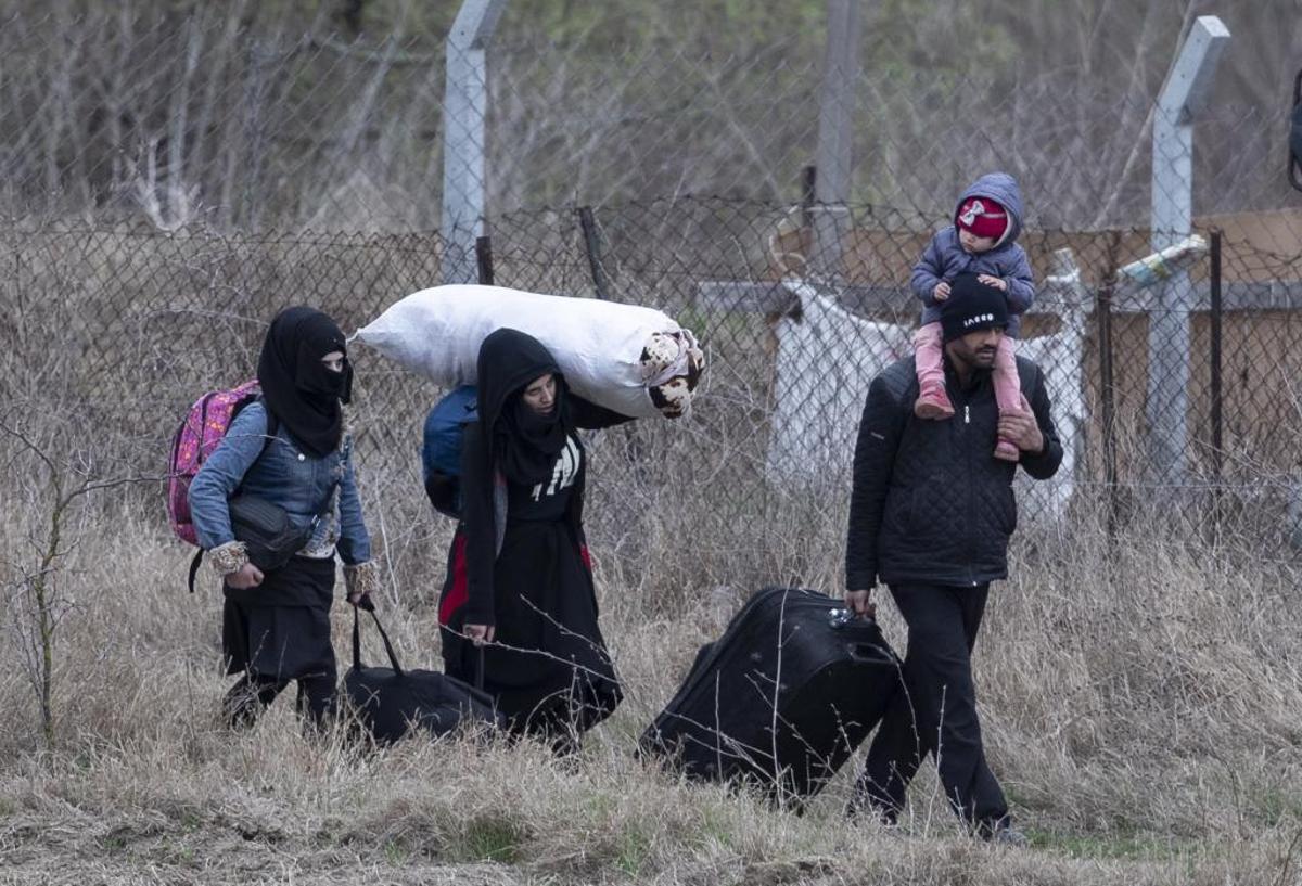 Una familia de huídos sirios en la frontera entre Turquía y Grecia en marzo de 2020.