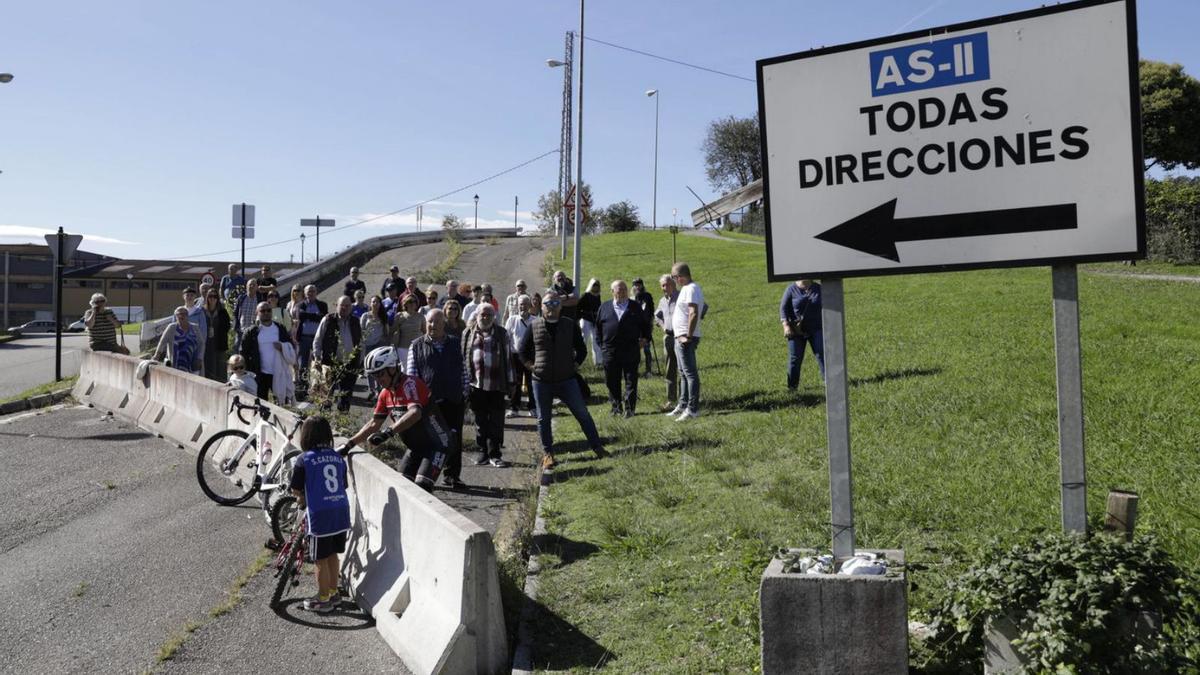 Integrantes de la plataforma durante una concentración en el viejo enlace de La Corredoria con la AS-II | JUAN PLAZA