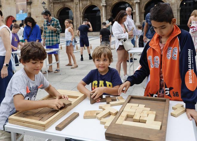 Los juegos tradicionales conquistan a los más pequeños en el Arco Atlántico de Gijón (en imágenes)