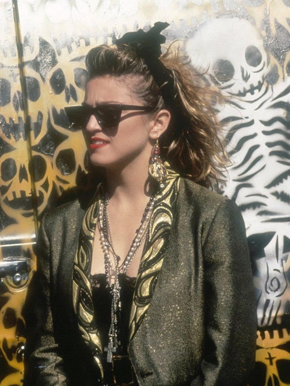 Madonna con gafas de sol estilo años 80