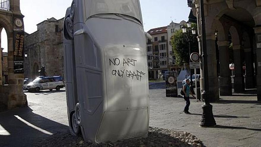 Pintada realizada en un costado de la obra.