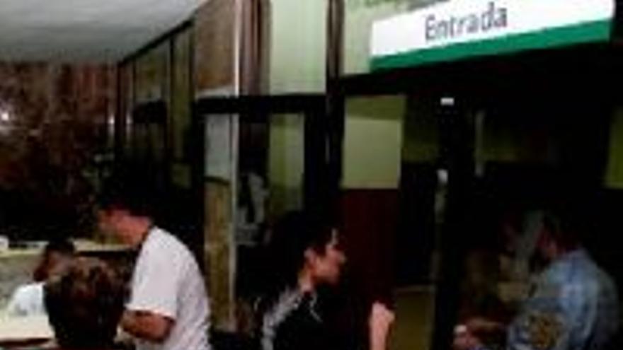 La restricción de visitas en el Infanta Cristina causa malestar en los usuarios
