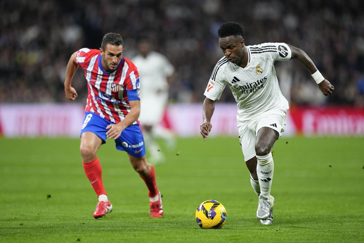 08/02/2025 Vinicius Junior of Real Madrid and Jorge Resurreccion Koke of Atletico de Madrid in action during the Spanish League, LaLiga EA Sports, football match played between Real Madrid and Atletico de Madrid at Santiago Bernabeu stadium on February 8, 2025, in Madrid, Spain. DEPORTES Oscar J. Barroso / AFP7 / Europa Press