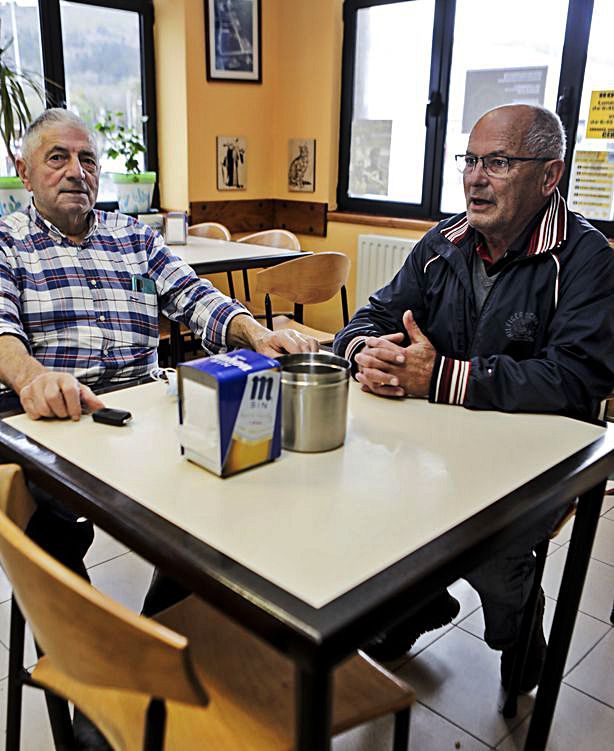 Fernando Verdasco Marrón, a la izquierda, y José Manuel Fernández Menéndez, en el polígono de La Curiscada.