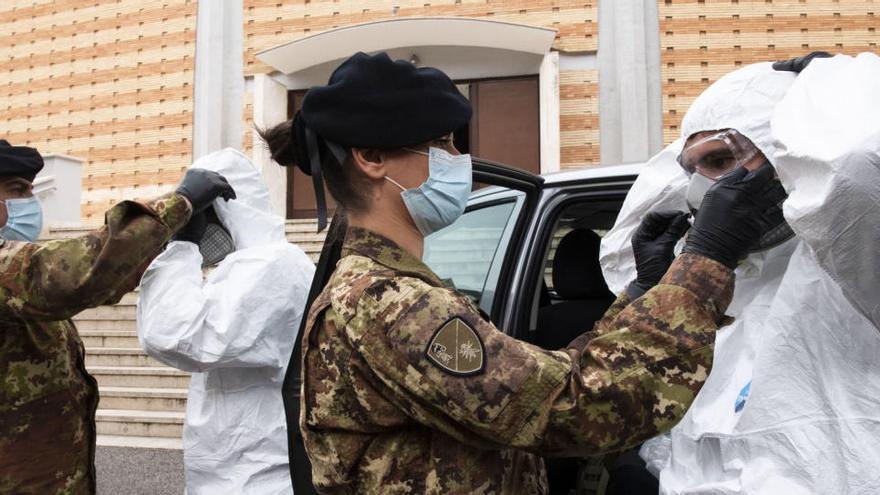 Varios militares se preparan para desinfectar una parroquia.