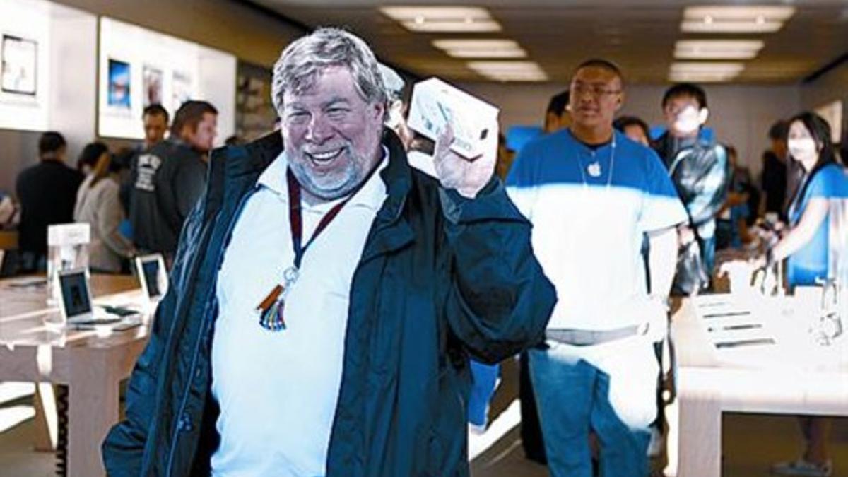 Fundador 8Steve Wozniak muestra el iPhone 4S que compró ayer.