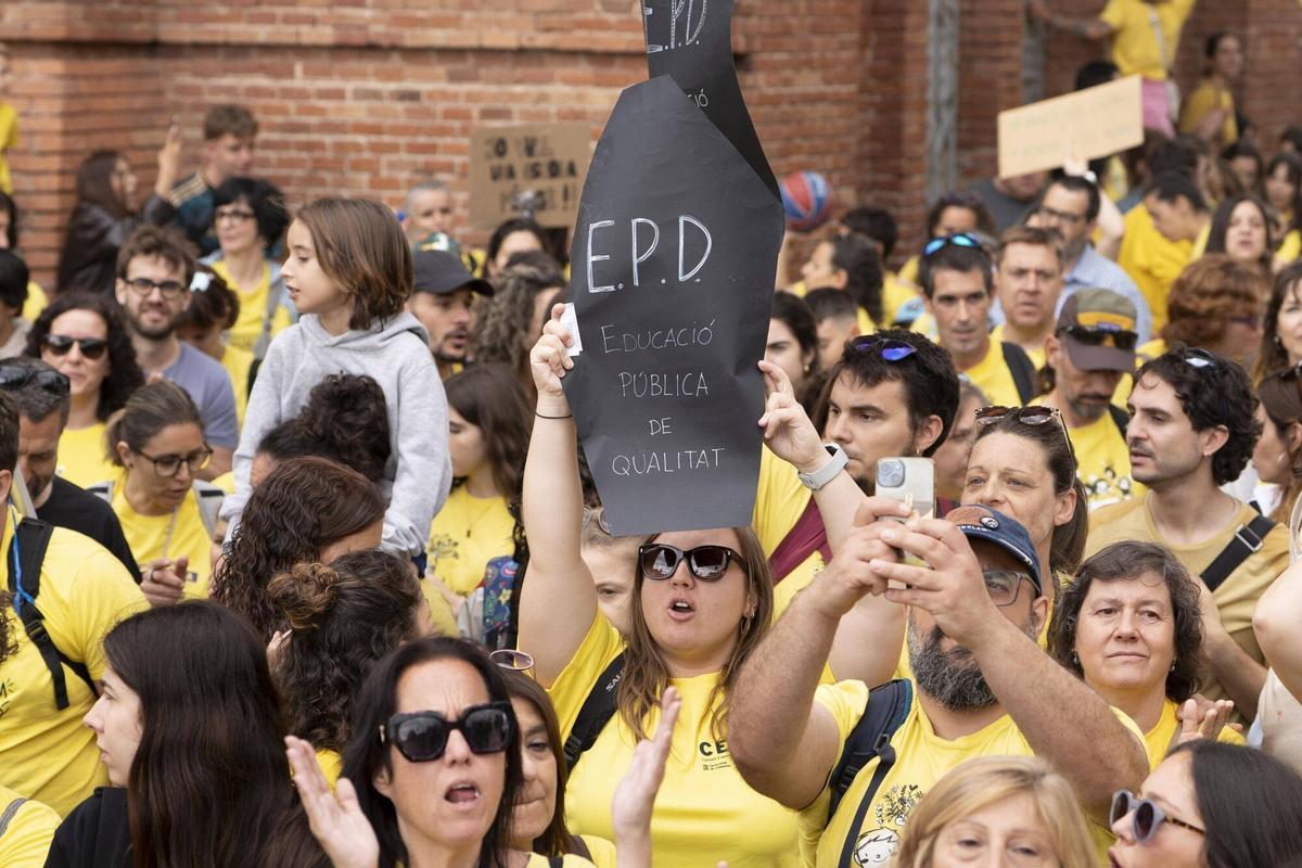 Manifestantes participan en una marcha por el centro de Barcelona durante una jornada de protesta del sector educativo