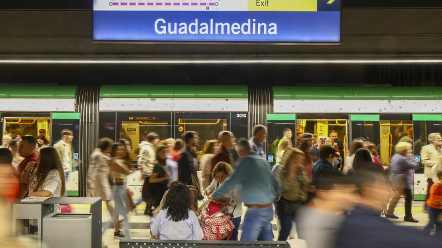 Viajeros en la estación de Guadalmedina