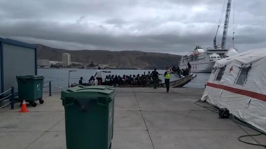 Ochenta y tres migrantes arriban en buen estado al puerto de Los Cristianos