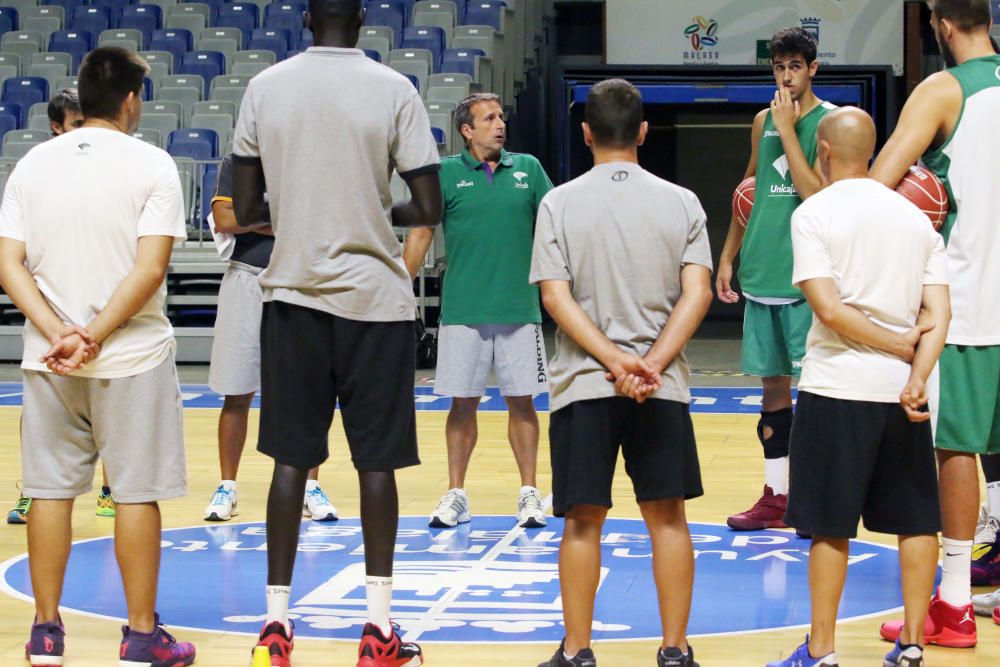 La plantilla del Unicaja vuelve a los entrenamientos bajo las órdenes de Joan Plaza para comenzar a preparar la temporada.