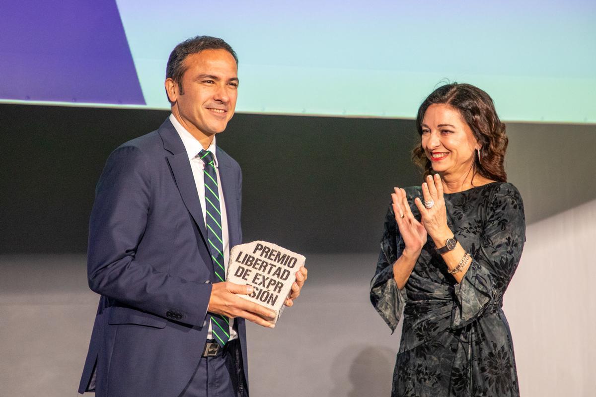 El ilicitano Antonio Parreño recibe el premio «Libertad de expresión» de manos de la presidenta de la APPA, Rosalía Mayor.