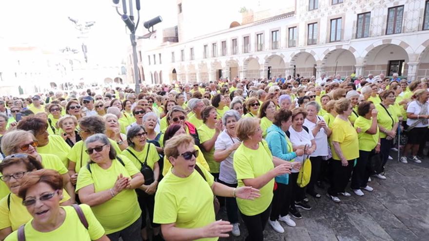 El Mes del Mayor se estrena con música de la tuna en la plaza Alta