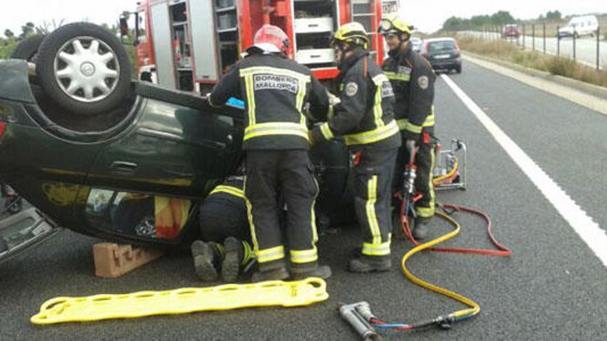 Coche volcado en la Ma-15