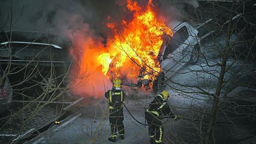 Un aparatoso incendio calcina un taxi y causa daños en otros tres vehículos en A Coruña