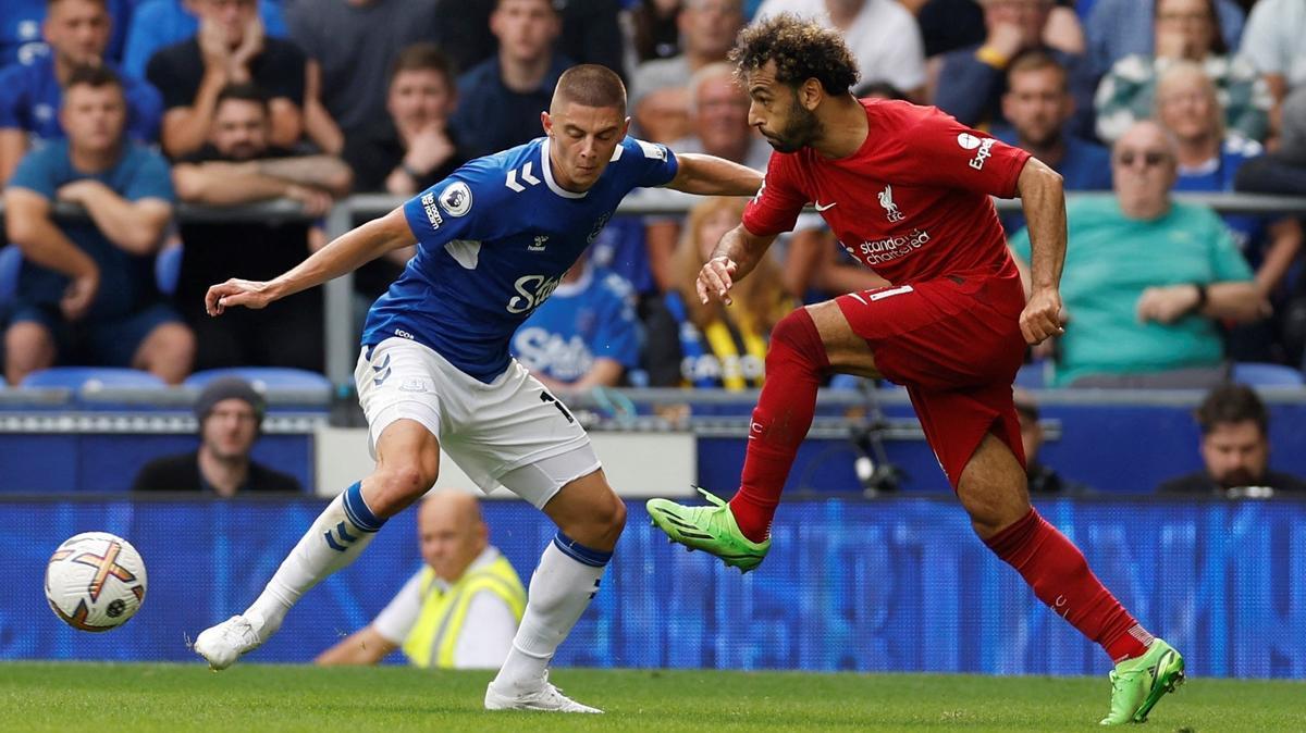 Mo Salah (36 goles en 71 partidos), frente Mykolenko en el Everton-Liverpool del fin de semana.