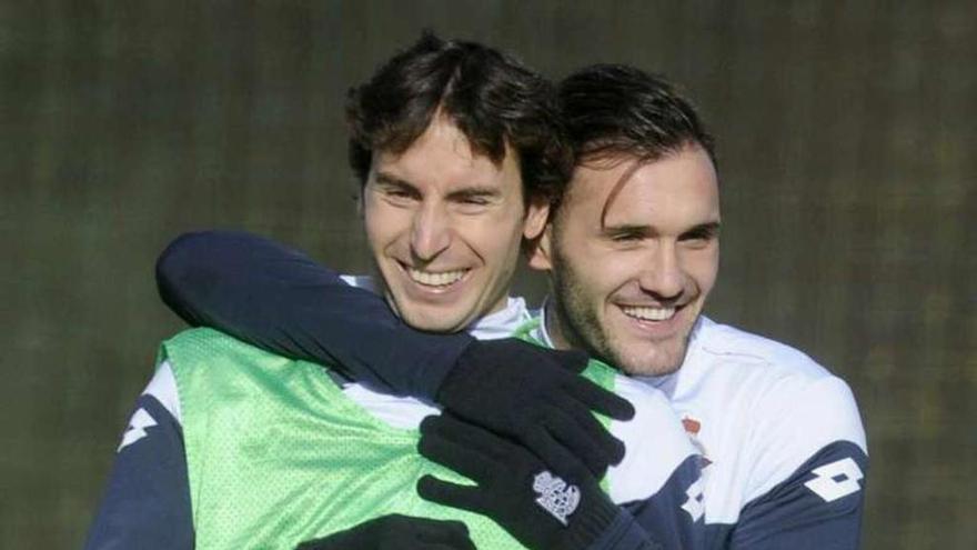 Mosquera y Lucas, abrazados en un entrenamiento en Abegondo.