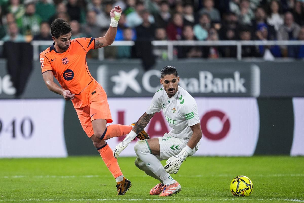 Ferran Torres of FC Barcelona and Alvaro Valles of Real Betis in action during the Spanish league, LaLiga EA Sports, football match played between Real Betis and FC Barcelona at La Cartuja stadium on December 6, 2025, in Sevilla, Spain. AFP7 06/12/2025 ONLY FOR USE IN SPAIN. Joaquin Corchero / AFP7 / Europa Press;2025;SPORT;ZSPORT;SOCCER;ZSOCCER;Real Betis v FC Barcelona - LaLiga EA Sports;
